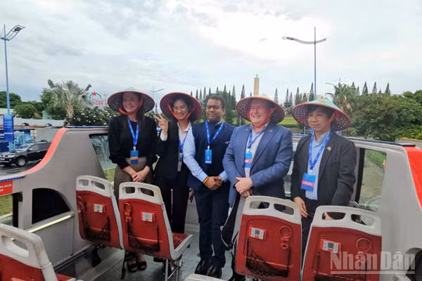 Khách quốc tế đến tham dự sự kiện Đối thoại Hữu nghị Thành phố Hồ Chí Minh lần thứ 3 năm 2026 chụp ảnh trên xe buýt 2 tầng đi tham quan Vũng Tàu. (Ảnh: Lê Đình Thìn) 