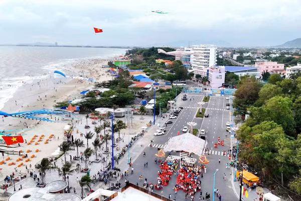 Bãi biển Dinh Cô, Long Hải. (Ảnh: Lê Đình Thìn) 