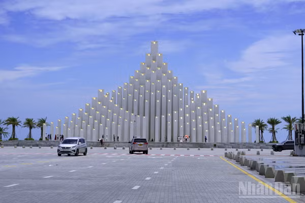 Tháp Tam Thắng - công trình điểm nhấn của Công viên Thùy Vân. (Ảnh: Lê Đình Thìn)