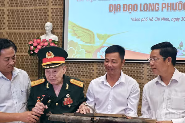 Đại tá Nguyễn Văn Tàu - Anh hùng lực lượng vũ trang nhân dân tặng kỷ vật kháng chiến cho bảo tàng. (Ảnh: LÊ ĐÌNH THÌN)