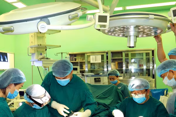 Hai ê-kíp của Bệnh viện đa khoa Bà Rịa thực hiện phẫu thuật cùng lúc hai bàn chân cho bệnh nhân. (Ảnh: Bệnh viện cung cấp)