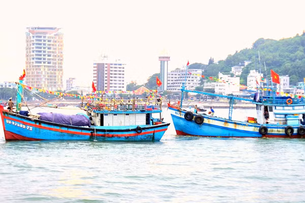 Ghe tàu của bà con ngư dân Vũng Tàu ra biển thực hiện nghi lễ rước linh vị Cá Ông. (Ảnh: LÊ ĐÌNH THÌN)