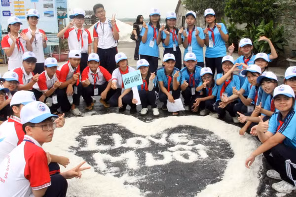 Học sinh trải nghiệm nghề làm muối truyền thống ở Long Điền, Thành phố Hồ Chí Minh. (Ảnh: Lê Đình Thìn)