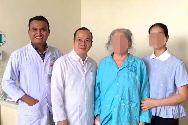 Bác sĩ Bệnh viện Bình Dân và Bệnh viện đa khoa Bà Rịa với nữ bệnh nhân sau khi được phẫu thuật ung thư vú. (Ảnh: Bệnh viện cung cấp)
