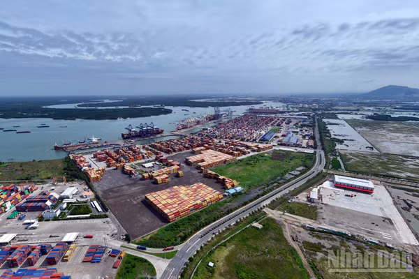Cảng Cái Mép-Thị Vải ở phường Tân Phước, hướng nhìn về Cái Mép Hạ (Ảnh: Lê Đình Thìn)