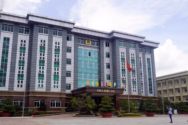 Nhà hiệu bộ, Trường Văn hóa Công an nhân dân V, Công an Thành phố Hồ Chí Minh. (Ảnh LÊ ĐÌNH THÌN).