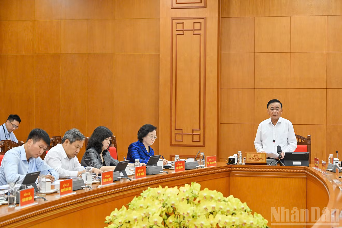 Thường trực Ban Bí thư Trần Cẩm Tú chủ trì làm việc với Đảng ủy Chính phủ và một số bộ, ngành về sơ kết một năm thực hiện Nghị quyết số 72-NQ/TW. (Ảnh: THỦY NGUYÊN)