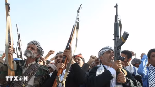 Các tay súng Houthi tại Sanaa, Yemen. (Ảnh: THX/TTXVN phát) 