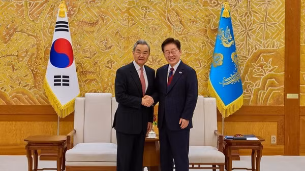 Tổng thống Lee Jae Myung (phải) có cuộc gặp với Bộ trưởng Ngoại giao Trung Quốc Vương Nghị tại Phủ Tổng thống ngày 20/8/2026. (Ảnh: TÂN HOA XÃ)