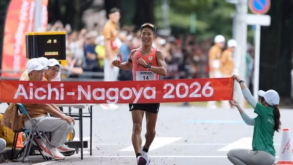Vận động viên Katsuki Hayato của Nhật Bản vô địch nội dung marathon đi bộ nam. (Ảnh: TÂN HOA XÃ)