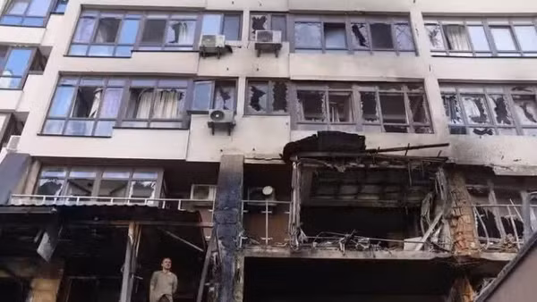 Một tòa nhà bị hư hỏng tại quận Shevchenkivskyi ở thủ đô Kiev, Ukraine, ngày 21/7/2025. (Ảnh: THX/TTXVN) 