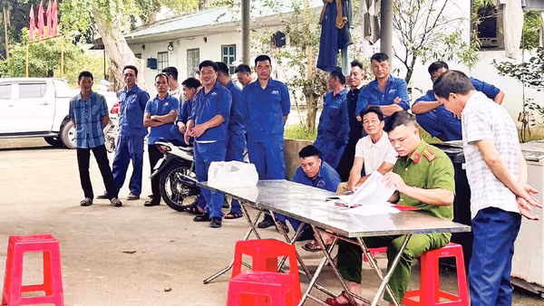 Công an kiểm tra ma túy trong công nhân tại một doanh nghiệp mỏ ở xã Hợp Thành (Lào Cai).