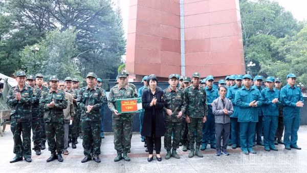 Đồng chí Phạm Thị Phúc, Phó Bí thư Tỉnh ủy, Chủ tịch Ủy ban Mặt trận Tổ quốc Việt Nam tỉnh Lâm Đồng động viên lực lượng thực hiện nhiệm vụ thiêng liêng.