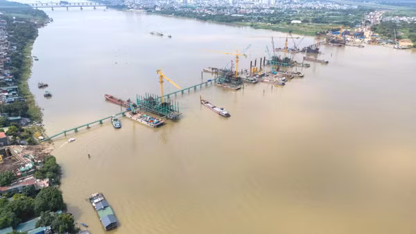 Cầu Trần Hưng Đạo (Hà Nội) đang được thi công cả ngày đêm trong suốt kỳ nghỉ lễ 2/9 để bảo đảm tiến độ. (Ảnh: MỸ HÀ)