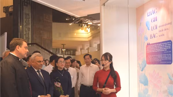 Khách tham quan triển lãm “Những tấm gương bình dị mà cao quý” tại Bảo tàng Hồ Chí Minh.