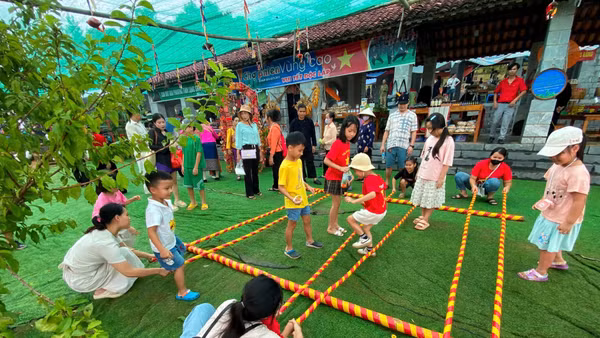 Người lớn và trẻ nhỏ háo hức trải nghiệm Phiên chợ vùng cao - Vui Tết Độc lập.