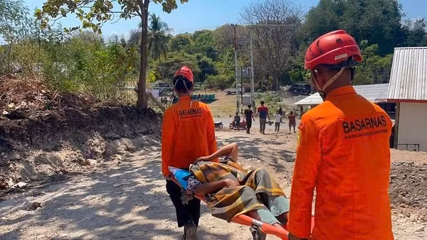 Lực lượng cứu hộ sơ tán người bị thương do động đất. (Ảnh: XINHUA)