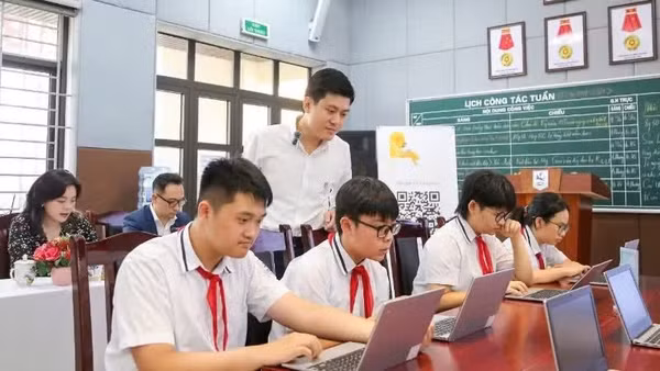 Học sinh Trường trung học cơ sở Giảng Võ (Hà Nội) trong giờ học mô hình trường học số. (Ảnh: THẾ ĐẠI)
