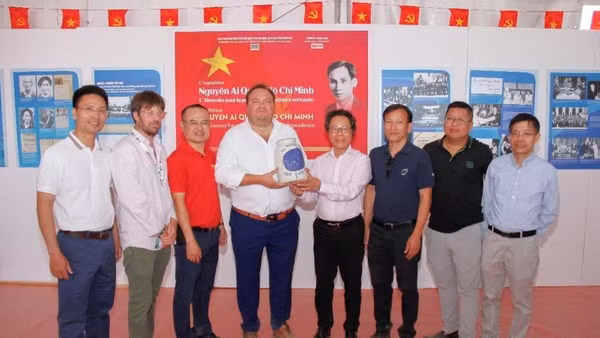 Đồng chí Vũ Mai Hoàng, Vụ trưởng-Trưởng Ban Công nghệ, Phó Chủ tịch Liên Chi hội Nhà báo Báo Nhân Dân (thứ tư từ phải sang) trao quà lưu niệm với đại diện báo Nhân đạo Pháp ngày 12/9. 