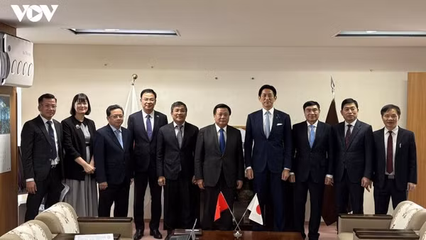 Đoàn Việt Nam làm việc với Trưởng Ban Nghiên cứu Chính sách LDP, Hạ Nghị sĩ Kobayashi Takayuki. (Ảnh: VOV) 