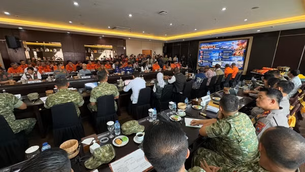Các lực lượng tại cuộc họp phối hợp nhằm dập lửa cứu rừng bảo tồn và các khu du lịch thiên nhiên ở tỉnh Đông Java, Indonesia. (Ảnh: TTXVN)