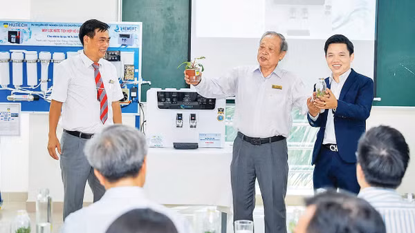 Chuyển giao sản phẩm nghiên cứu khoa học “Máy lọc nước hộ gia đình” giữa Viện Khoa học Ứng dụng Trường đại học Công nghệ Thành phố Hồ Chí Minh (HUTECH) và Công ty Trách nhiệm hữu hạn thương mại dịch vụ & truyền thông NewLife. (Ảnh: HOÀNG NAM)