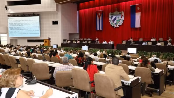 Các đại biểu Quốc hội Cuba thảo luận về gói cải cách kinh tế.