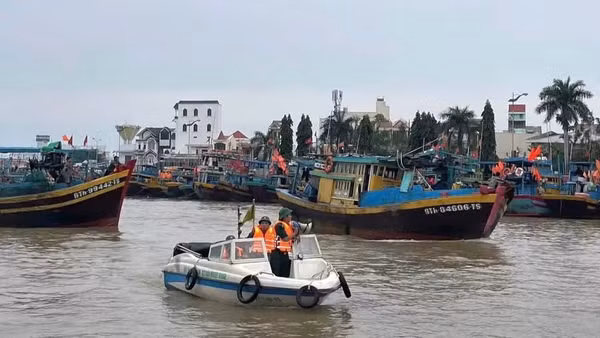 Lực lượng chức năng tỉnh Lâm Đồng tăng cường kiểm tra, tuyên truyền về chống vi phạm IUU trên cảng cá Phan Thiết. (Ảnh: THANH HẢI) 