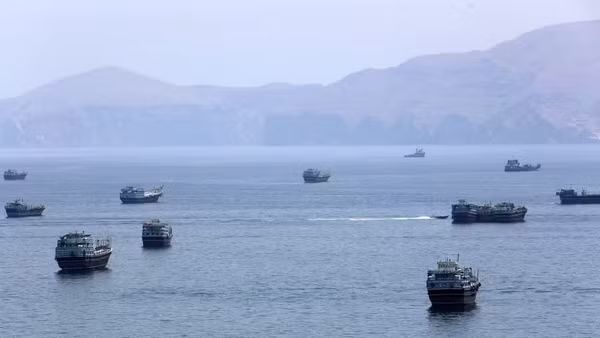 Tàu thuyền di chuyển trên Eo biển Hormuz, gần thị trấn Khasab, miền bắc Oman ngày 20/6/2026. (Ảnh: IRNA, THX/TTXVN) 