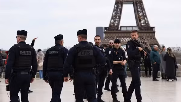 Cảnh sát Pháp tuần tra trên quảng trường Trocadero ở thủ đô Paris. (Ảnh: THX/TTXVN) 