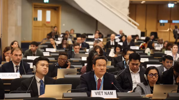 Đại sứ Mai Phan Dũng (ngồi bên phải) phát biểu trong phiên thảo luận chung tại khóa họp lần thứ 63 của Hội đồng Nhân quyền Liên hợp quốc. (Ảnh: Anh Hiển/TTXVN)