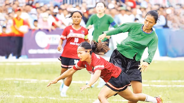 Đội Lục Yên, Lào Cai (áo xanh) giành chiến thắng 2-1 trước Đắk Đoa, Gia Lai trong trận chung kết Giải Bóng đá nữ các dân tộc thiểu số Việt Nam. (Ảnh: NGUYỄN HOÀN)