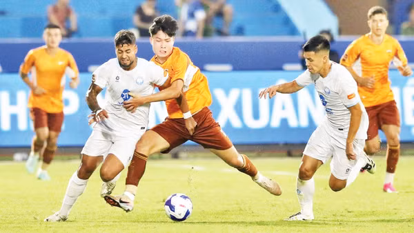 Thép Xanh Nam Định (áo trắng) có chiến thắng tưng bừng trước Hoàng Anh Gia Lai 4-0. (Ảnh: HAGL)
