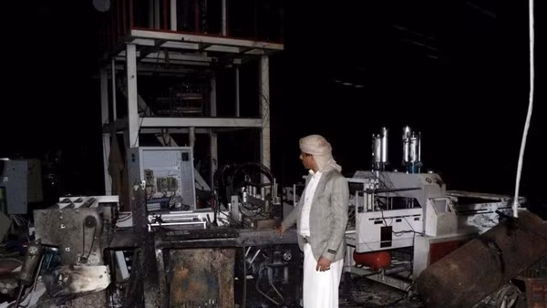Hiện trường một vụ không kích ở thủ đô Sanaa, Yemen. (Ảnh: TÂN HOA XÃ)