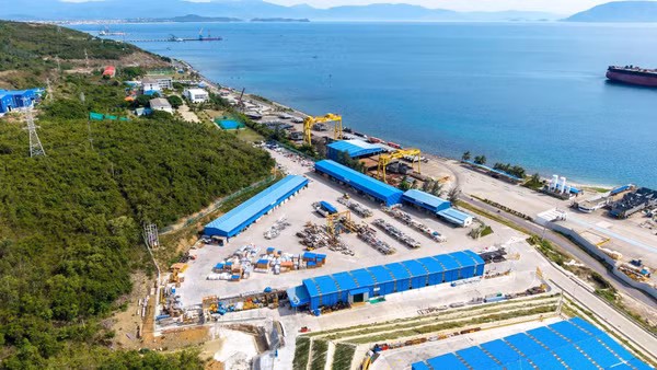 Công ty cổ phần Cảng quốc tế Nam Vân Phong (Khu kinh tế Vân Phong) đang chờ những quyết định về quy hoạch để mở rộng kho bãi và nâng khả năng tiếp nhận tàu lên 70.000DWT cập cảng.