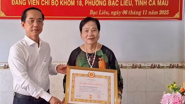 Đồng chí Hồ Thanh Thủy, Phó Bí thư Tỉnh ủy Cà Mau trao Huy hiệu 60 năm tuổi Đảng cho đồng chí Bùi Ngọc Phương - nguyên Hiệu trưởng Trường Trung học Y tế Bạc Liêu (nay thuộc tỉnh Cà Mau).