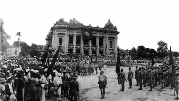 Những ngày Tháng Tám sôi sục ở Thủ đô Hà Nội. Cách mạng Tháng Tám mở ra một thời đại mới ở Việt Nam, thời đại nhân dân Việt Nam làm chủ đất nước, làm chủ vận mệnh của chính mình. (Ánh: TTXVN)