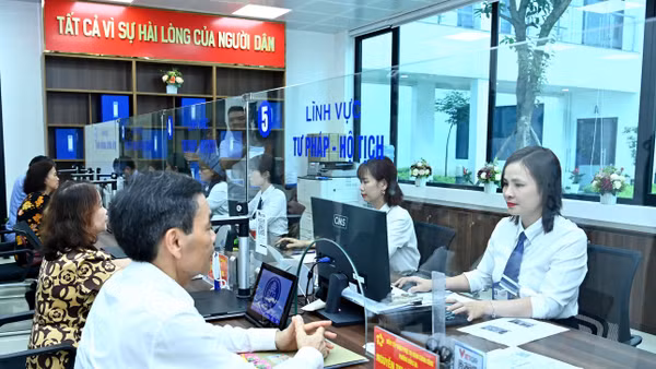 Giải quyết thủ tục hành chính cho người dân tại Điểm phục vụ hành chính công phường Đống Đa, thành phố Hà Nội. (Ảnh: NGUYỄN ĐĂNG)