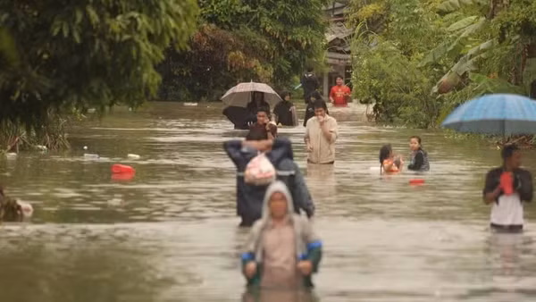 Cảnh ngập lụt tại Thái Lan. (Ảnh: THX/TTXVN phát) 