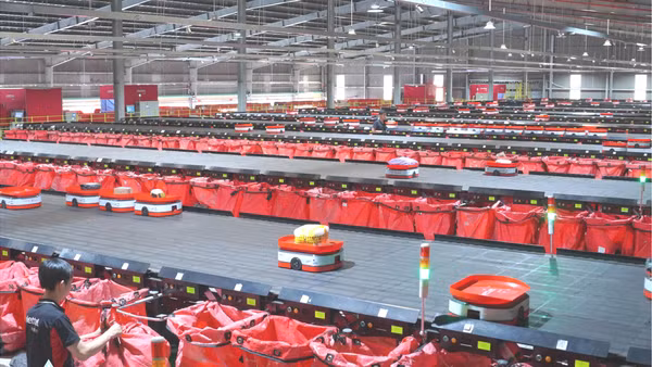 Tổ hợp robot logistics thông minh và camera giám sát lái xe ứng dụng AI đến từ Viettel Post. (Ảnh: Viettel cung cấp)