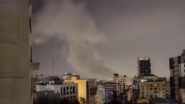 Khói bốc lên sau vụ không kích tại Tehran, Iran. (Ảnh: THX/TTXVN) 