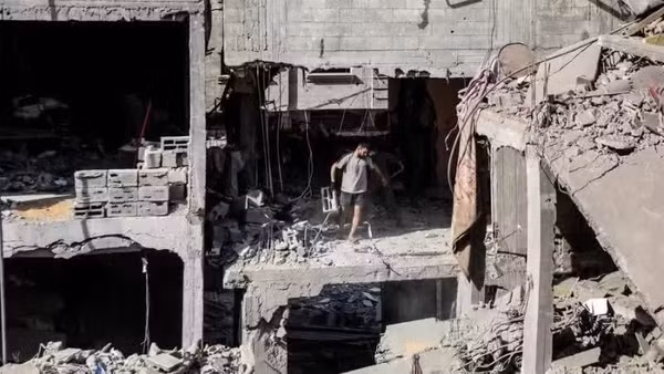 Cảnh đổ nát sau cuộc tấn công của Israel tại trại tị nạn Al-Shati, phía tây Gaza, ngày 9/5/2026. (Ảnh: THX/TTXVN) 