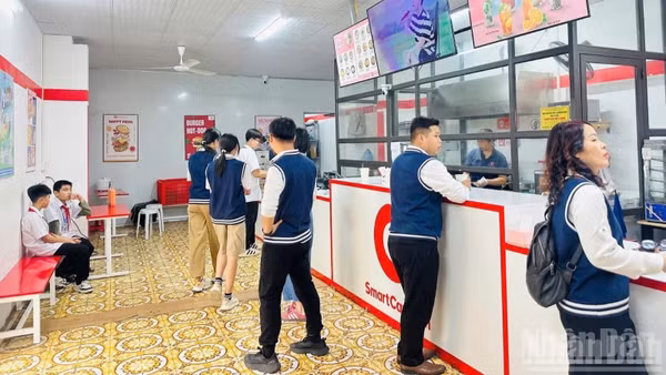 Thanh toán không dùng tiền mặt trong căng-tin của Trường trung học cơ sở Nha Trang, tỉnh Thái Nguyên. (Ảnh: Trường trung học cơ sở Nha Trang cung cấp)