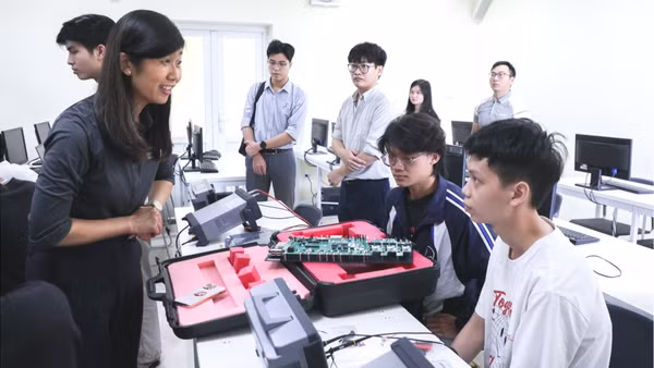 Sinh viên Đại học Quốc gia Hà Nội thực hành trên hệ thống thiết bị đo kiểm phục vụ đào tạo, nghiên cứu IoT và bán dẫn. (Ảnh: VNU)