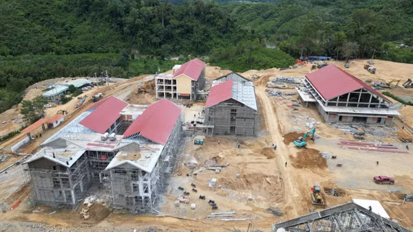 Toàn cảnh dự án Trường phổ thông nội trú liên cấp tiểu học-trung học cơ sở La Êê đang hoàn thiện.