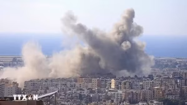 Khói bốc lên sau một cuộc không kích của Israel. (Ảnh: THX/TTXVN) 