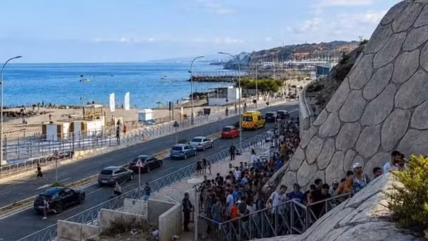 Người di cư vượt biên trái phép tiến vào Ceuta, vùng lãnh thổ của Tây Ban Nha ở Bắc Phi, ngày 30/7/2026. (Ảnh: Tân Hoa xã)