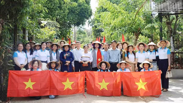 Ra mắt mô hình “Đường cờ Tổ quốc” tại thôn Dương Lâm (xã Trà My).