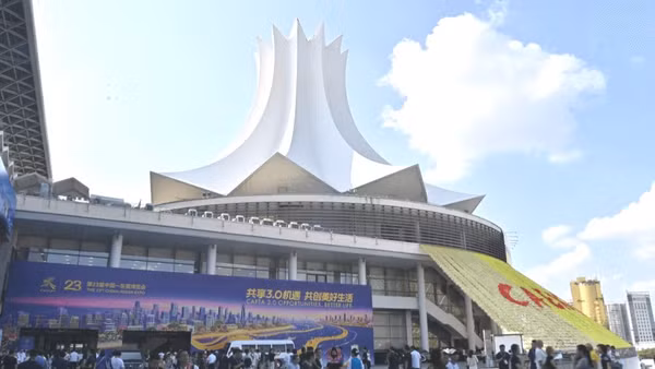 Hội chợ Trung Quốc-ASEAN thu hút đông đảo doanh nghiệp và khách tham quan. (Ảnh: TÂN HOA XÃ)