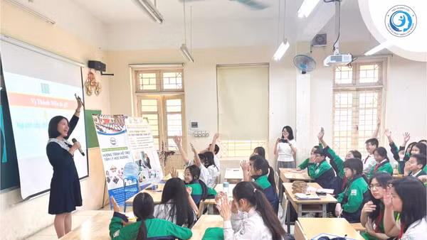 Chuyên gia tâm lý, Viện Nghiên cứu Tâm lý và Phát triển con người (thuộc Viện Hàn lâm Khoa học xã hội Việt Nam) phổ biến kiến thức cho học sinh trung học cơ sở tại Hà Nội với chủ đề “Làm chủ cảm xúc và hành vi tuổi vị thành niên”.